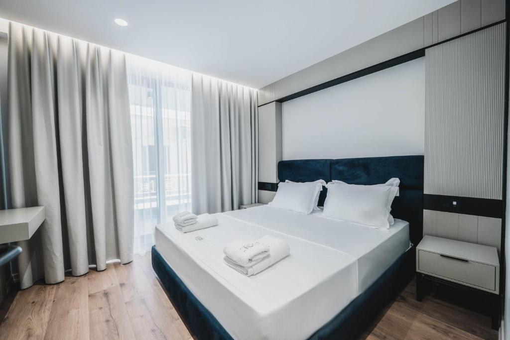 Superior Suite with Side Sea View