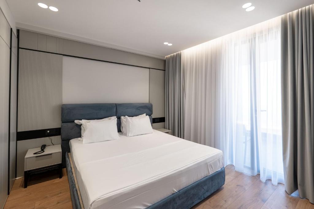 Superior Suite with Side Sea View