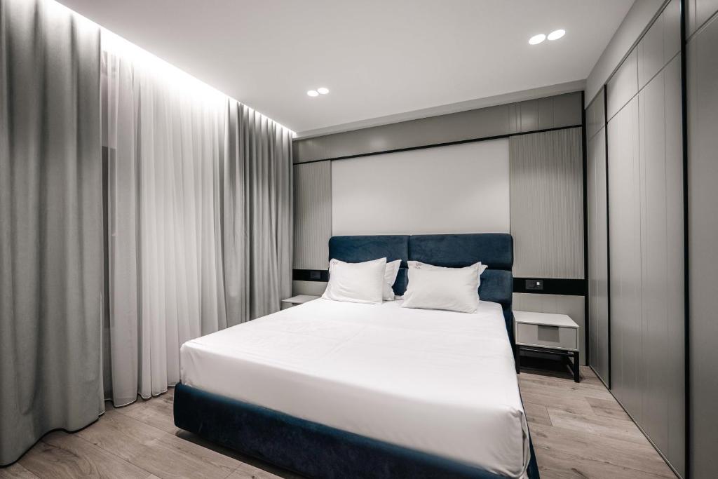 Superior Suite with Side Sea View